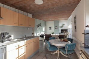 Bungalow | Private kitchen | Electric kettle, toaster, high chair - Spacious Duo by the Dunes (Sint Maartensvlotbrug)