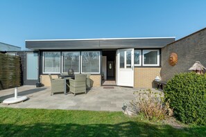 Exterior - Bungalow in Sint Maartenszee Near Sandy Beach (Sint Maartensvlotbrug)