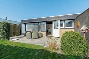 Balcony - Attractive Bungalow With Modern Furnishings (Sint Maartensvlotbrug)