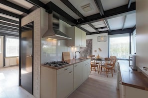 Private kitchen - Attractive Bungalow With Modern Furnishings (Sint Maartensvlotbrug)