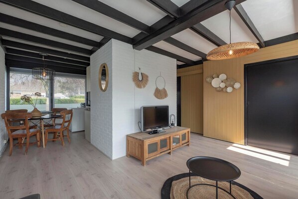 Living room - Attractive Bungalow With Modern Furnishings (Sint Maartensvlotbrug)
