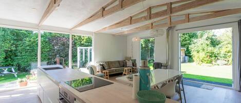 Bungalow | Private kitchen | Stovetop, highchair