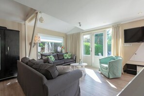 Living room - Home With Beautiful Lawn (Sint Maartensvlotbrug)