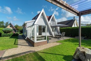 Exterior - Home With Beautiful Lawn (Sint Maartensvlotbrug)