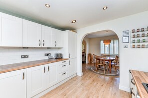House, 4 Bedrooms | Private kitchen