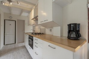 Private kitchen - Lovely Bungalow on Green Park With Patio (Sint Maartensvlotbrug)