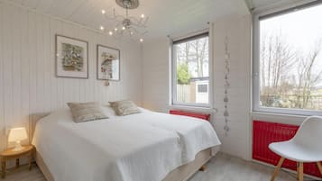Bungalow | 2 phòng ngủ, trang bị nội thất với thiết kế riêng biệt, bộ trải giường