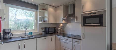 Bungalow | Yksityinen keittiö | Syöttötuoli