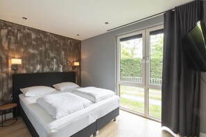 4 bedrooms, individually furnished, bed sheets - Spacious Bunglow With Garden (Sint Maartensvlotbrug)