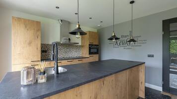 Bungalow | Bếp riêng | Ấm điện, lò nướng bánh mì, ghế cao cho trẻ em