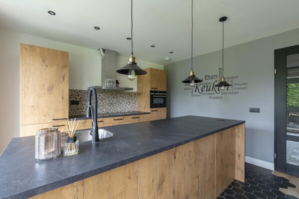 Private kitchen - Spacious Bunglow With Garden (Sint Maartensvlotbrug)