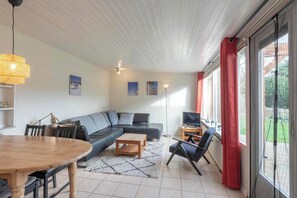 Living room - Bungalow in Sint Maartenszee Near Beach (Sint Maartensvlotbrug)