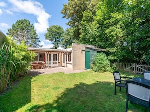 Garden - Bungalow in Sint Maartenszee Near Beach (Sint Maartensvlotbrug)