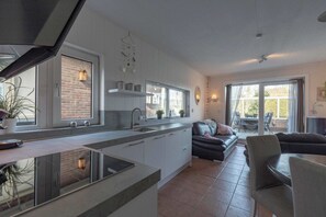 Bungalow | Cuisine privée | Bouilloire électrique, grille-pain, chaise haute