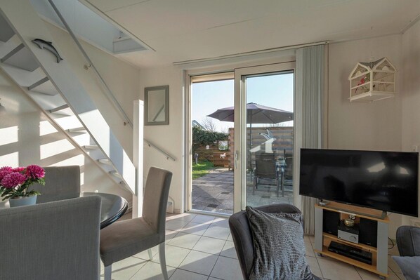 Bungalow | Living room - Holiday Home Groote Keeten Near Beach (Callantsoog)