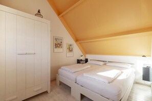 2 bedrooms, bed sheets - Cozy Holiday Home With Terrace (Callantsoog)