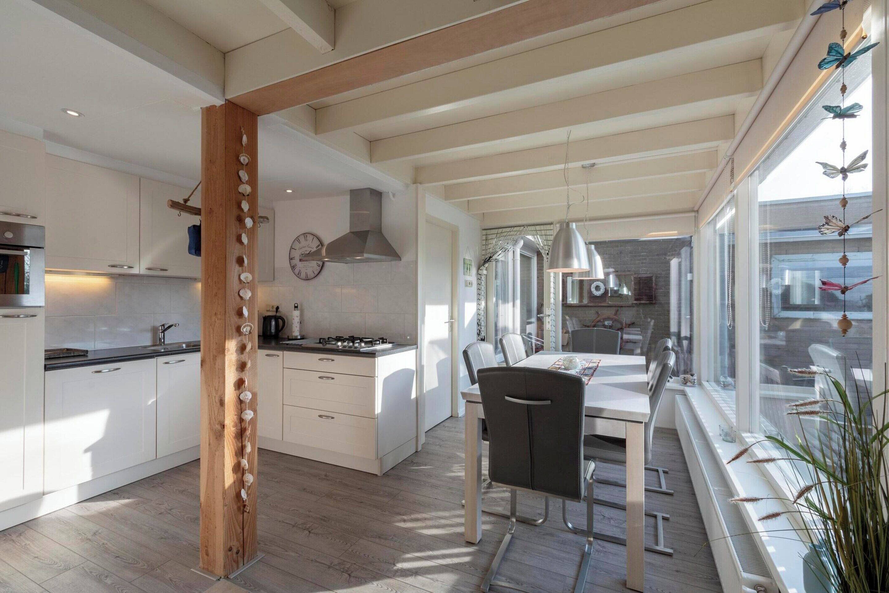 Bungalow | Private kitchen | Stovetop, electric kettle, toaster