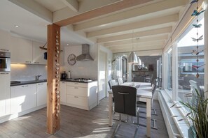 Bungalow | Cocina privada | Parrilla de estufa, tetera eléctrica y tostadora 
