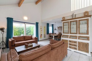 Villa | Living room - Charming Villa Near Sandy Beach (Julianadorp)