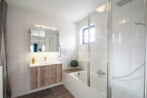 Villa | Bathroom