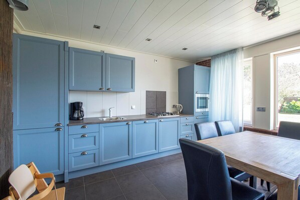 Casa | Cozinha privada | Chaleira elétrica, torradeira, cadeirão de bebê