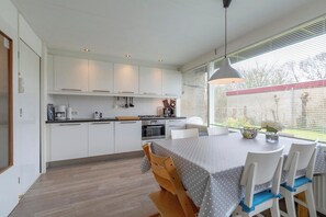 Bungalow | Private kitchen | Electric kettle, toaster, highchair