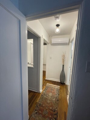 Interior - Middle nest - Stylish 1BR – Walk to UNM & Hospitals – w/ Parking ! (Albuquerque)