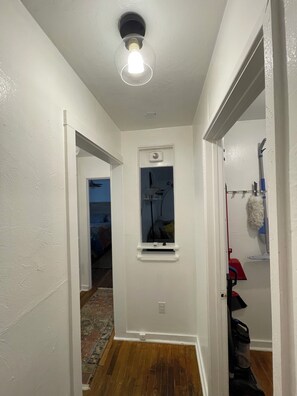 Interior - Middle nest - Stylish 1BR – Walk to UNM & Hospitals – w/ Parking ! (Albuquerque)