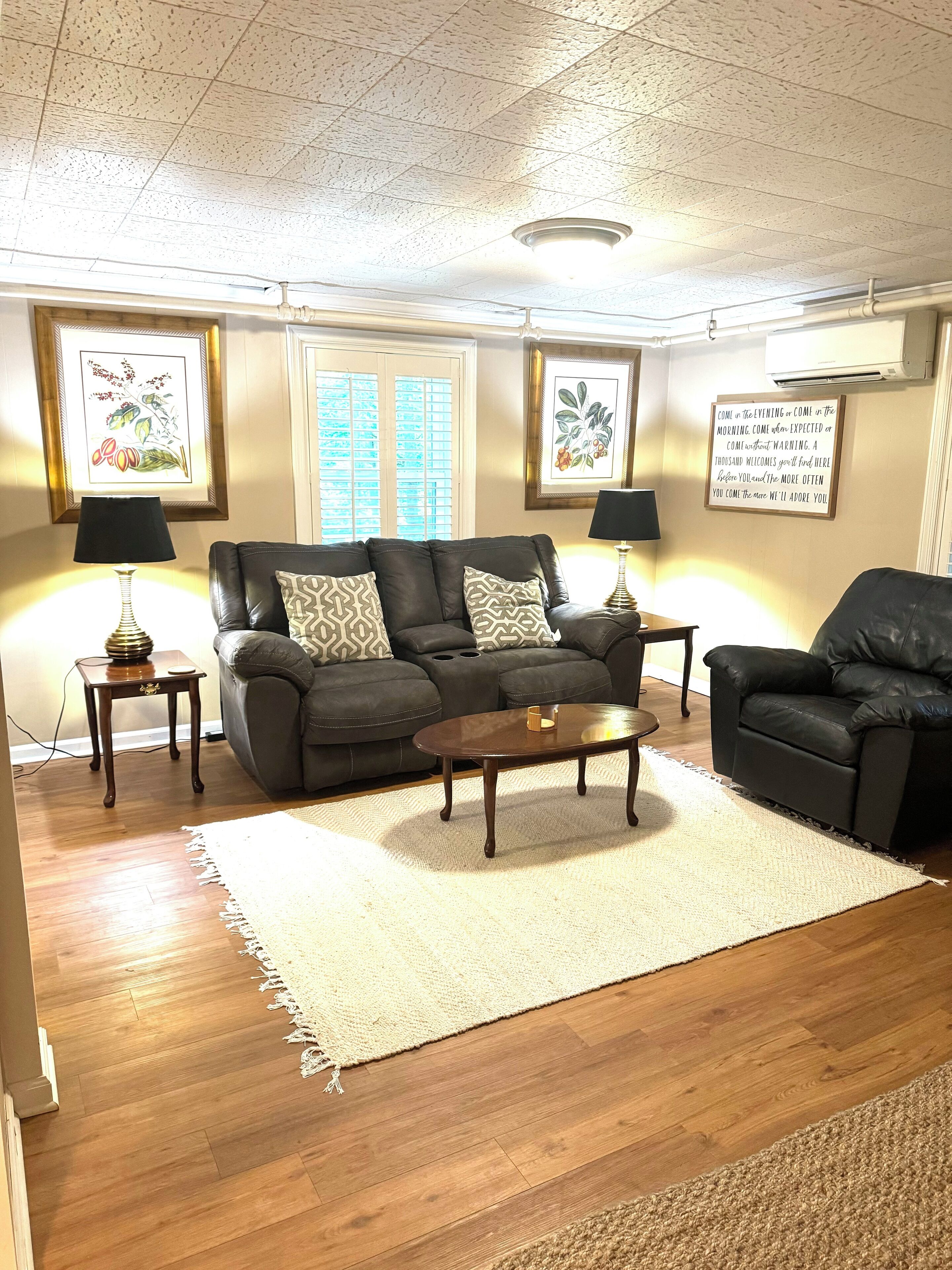 Ferguson Ferry Retreat- 1 bedroom 1 bathroom apartment. Private Entrance! 