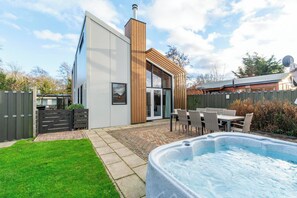 Villa | Exterior - Villa Near Sint Maartenszee Beach With Jacuzzi (Sint Maartensvlotbrug)