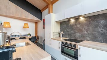 Villa | Private kitchen | Stovetop, electric kettle, toaster