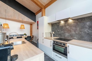 Villa | Private kitchen | Stovetop, electric kettle, toaster - Villa Near Sint Maartenszee Beach With Jacuzzi (Sint Maartensvlotbrug)