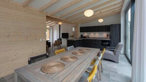 Una cocina moderna con armarios oscuros y techo de madera.