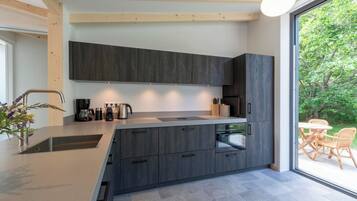 Bungalow | Dapur peribadi | Dapur, cerek elektrik, pembakar roti, kerusi tinggi