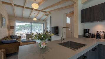 Bungalow | Dapur peribadi | Dapur, cerek elektrik, pembakar roti, kerusi tinggi