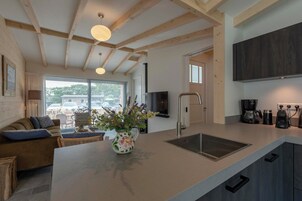 Placa de cocina, tetera/pava eléctrica, tostadora, silla alta para bebés