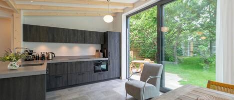 Bungalow | Private kitchen | Stovetop, electric kettle, toaster, highchair