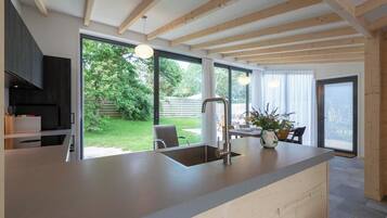 Bungalow | Dapur peribadi | Dapur, cerek elektrik, pembakar roti, kerusi tinggi