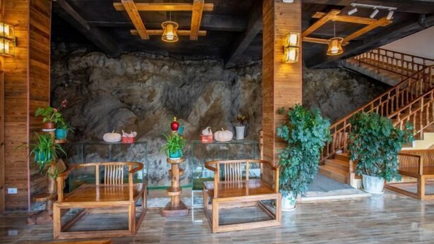 Un intérieur rustique avec des meubles en bois, des murs en pierre et un escalier.
