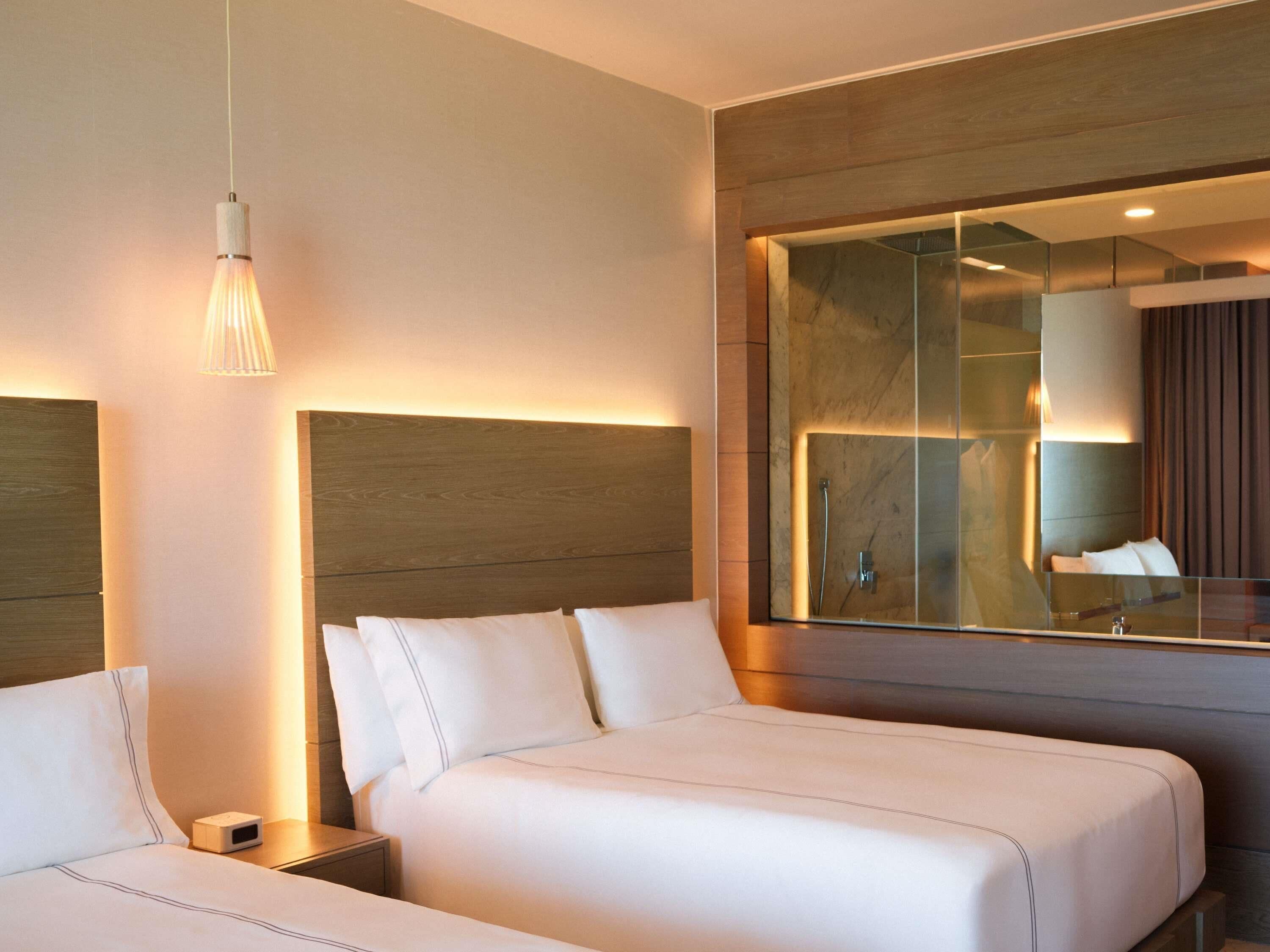 SLS Elite Two Queen | 高档床上用品、迷你吧（备有免费物品）、客房内保险箱、办公桌