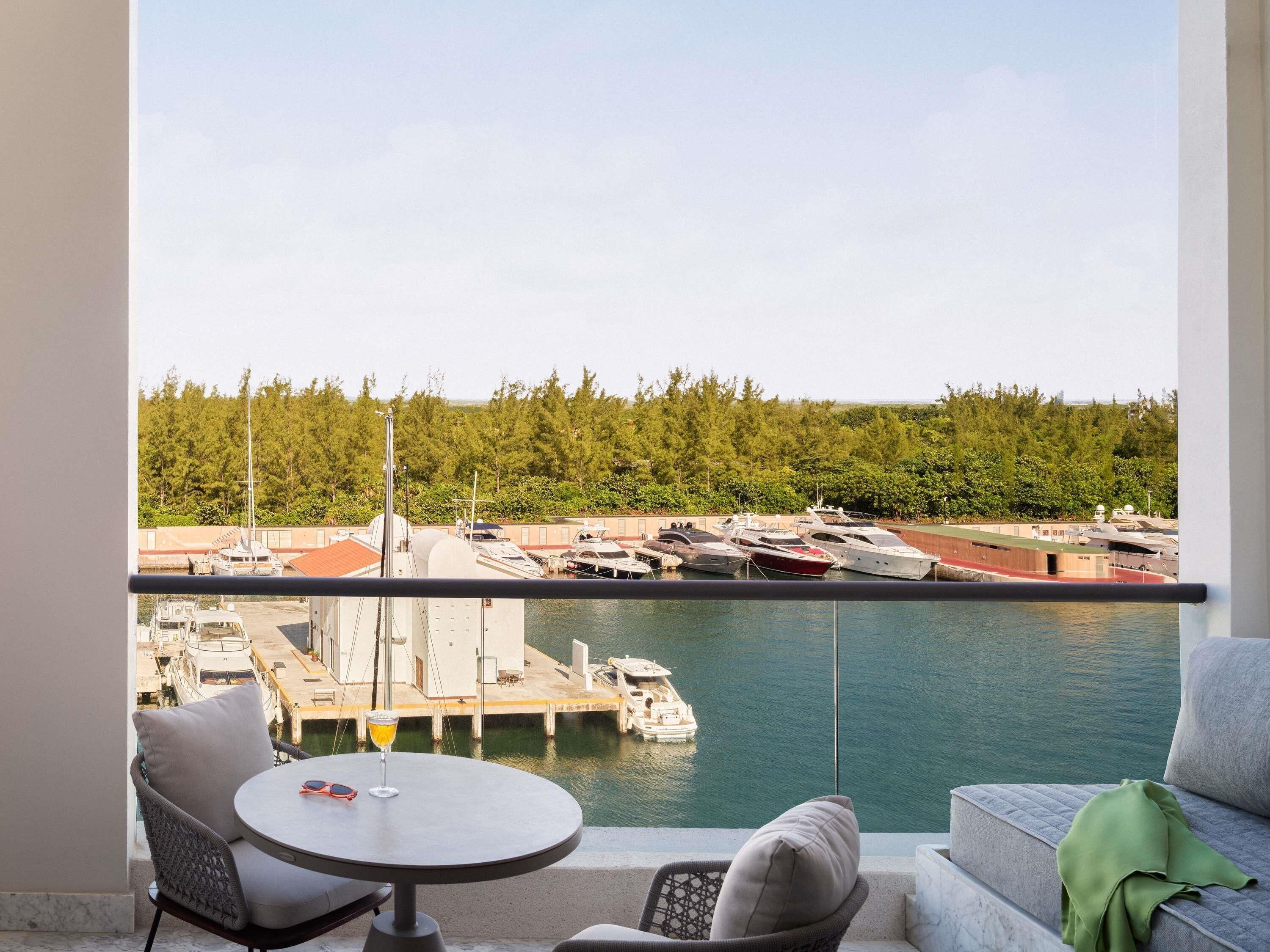 Hochwertige Bettwaren, kostenlose Minibar, Zimmersafe, Schreibtisch