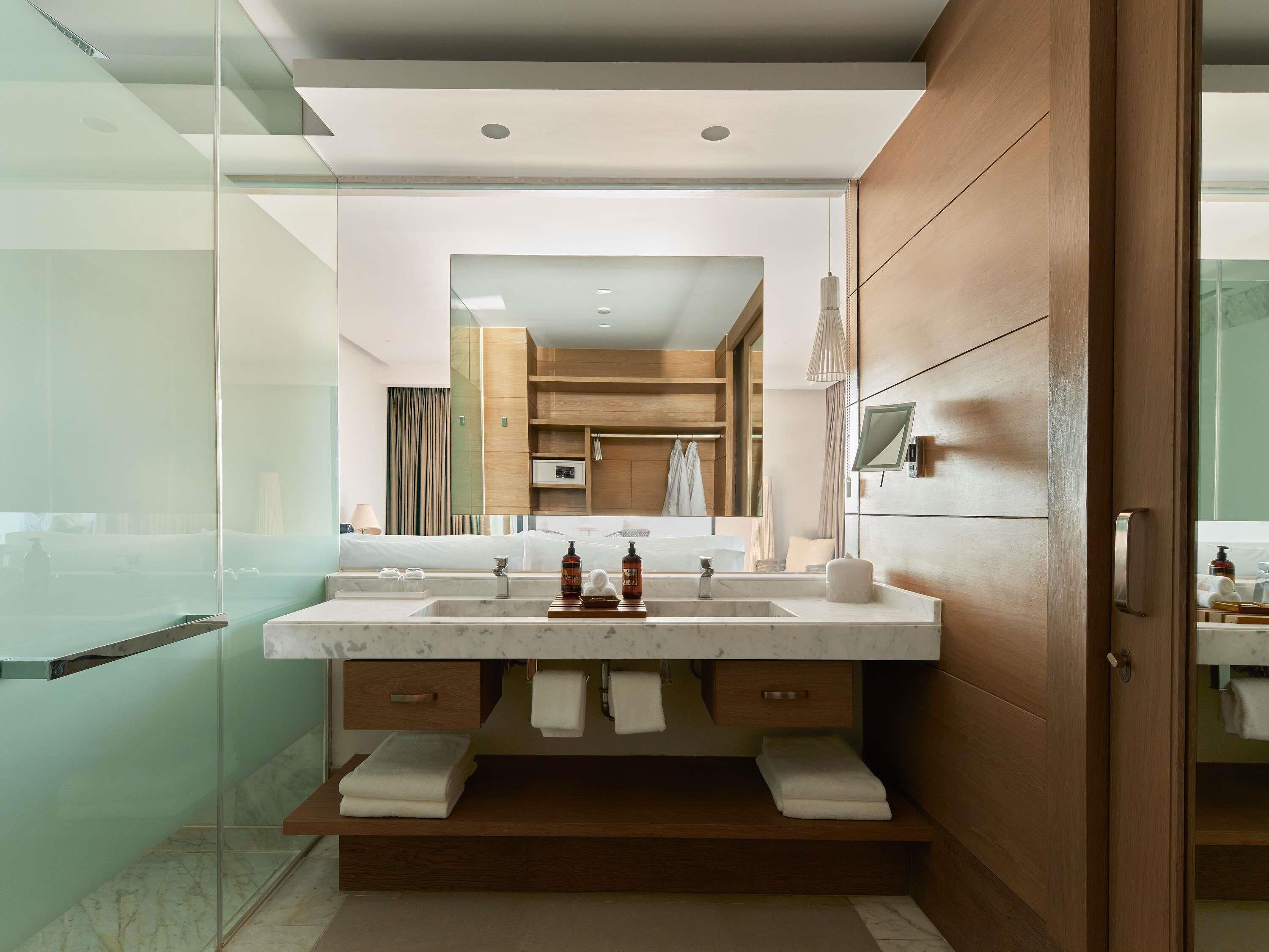 Hochwertige Bettwaren, kostenlose Minibar, Zimmersafe, Schreibtisch