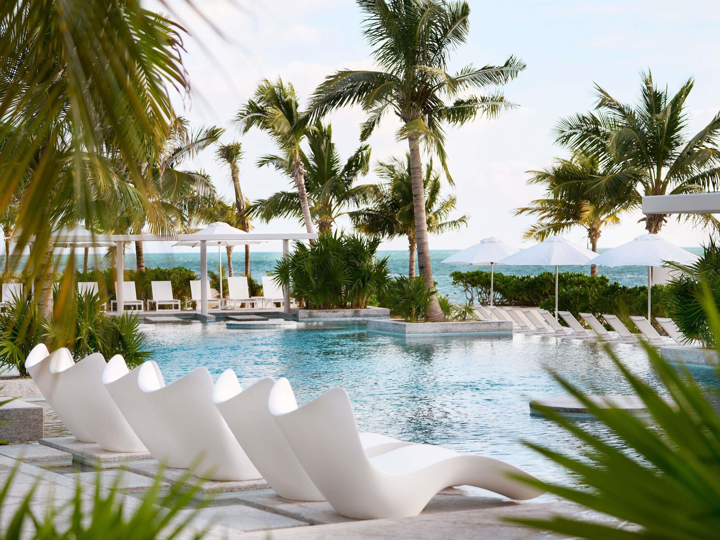 3 hồ bơi ngoài trời, mở cửa từ 8:00 đến 18:00, lều (phụ phí) 