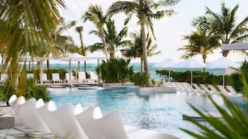 3 piscinas al aire libre, camas de piscina con cargo, sombrillas