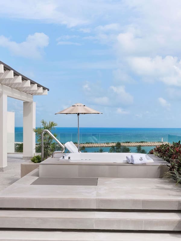 Premium bedding, free minibar, in-room safe, desk