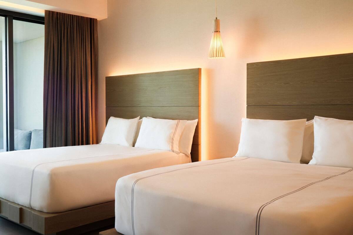 Ropa de cama de alta calidad y minibar con artículos gratuitos 