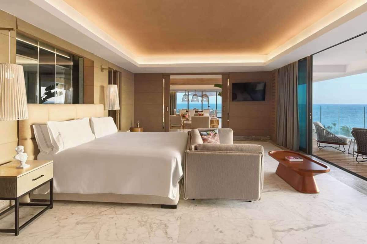 Suite, 1 kamar tidur | Seprai premium, minibar gratis, brankas, dan meja kerja