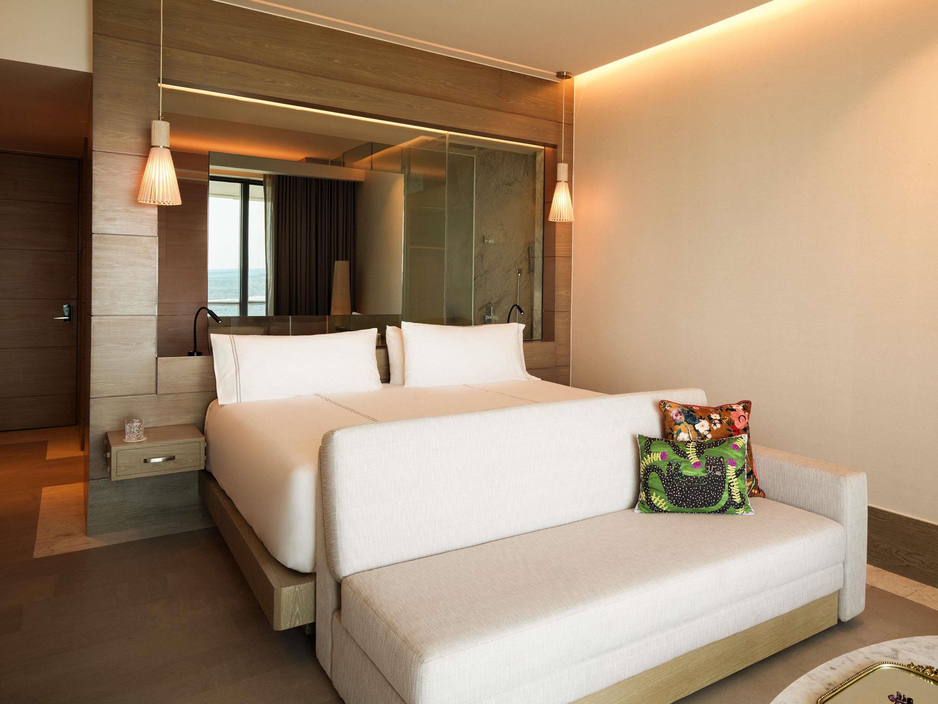 高档床上用品、迷你吧（备有免费物品）、客房内保险箱、办公桌