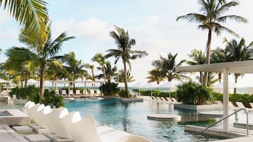 3 piscinas al aire libre, camas de piscina con cargo, sombrillas