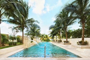 Couples treatment rooms, sauna, steam room, body treatments